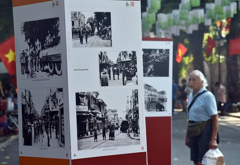 外国游客观看资料图片展。图自《越南人民报》
