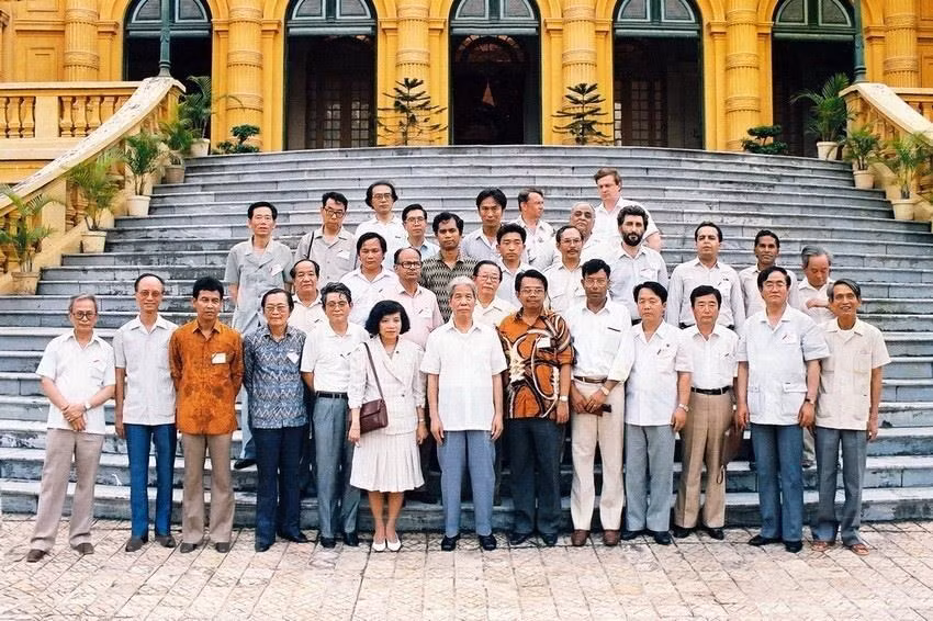 1989年6月17日，越南社会主义共和国部长会议主席（今政府总理）杜梅在主席府会见出席亚太通讯社组织执行委员会第10次会议的日本共同社代表团。图自越通社