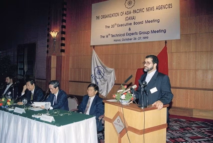 OANA主席兼伊朗伊斯兰共和国通讯社社长Fereydoun Verdinejad出席1999年10月26日至27日在河内召开的亚太通讯社组织执行委员会第20次会议并发表讲话。图自越通社