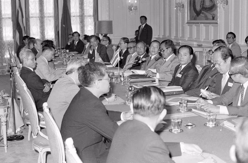  自1978年9月6日至10日对泰国进行正式访问期间，越南政府总理范文同9月10日上午在曼谷与泰国总理利安萨·差玛南（Kriangsak Chomanan）进行会谈。图自越通社