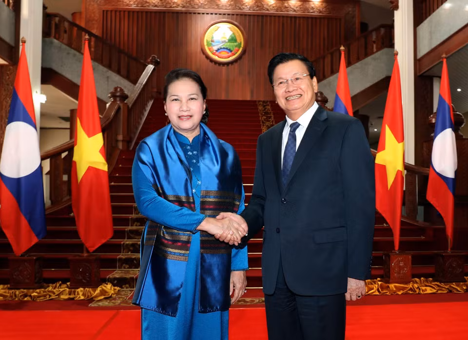 老挝总理通论·西苏里与越南国会主席阮氏金银。越通社记者 仲德 摄