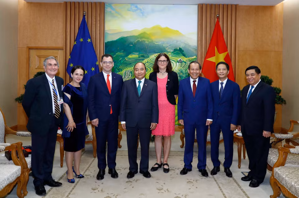 阮春福与各位代表合影。图自越通社