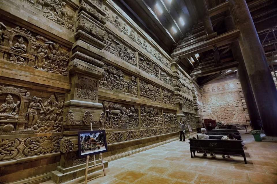 三宝殿是三祝寺最大的殿，面积为5100平方米，能容纳5000人。图自越通社