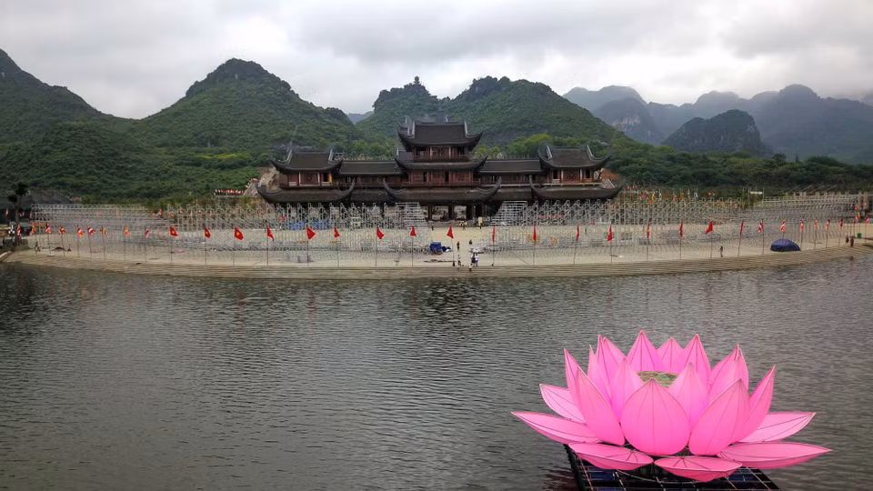 寺前的湖面积为600公顷，湖上点缀着与传说息息相关的6座小岛。图自越通社