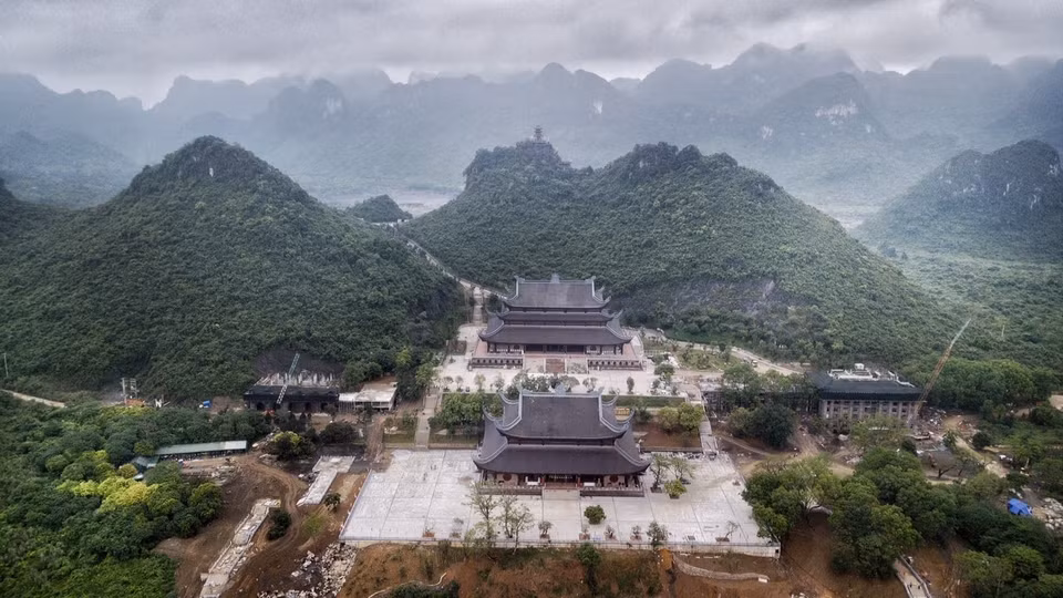 三祝寺包括三宝殿、法主殿、观音殿和山门等大型建筑。图自越通社