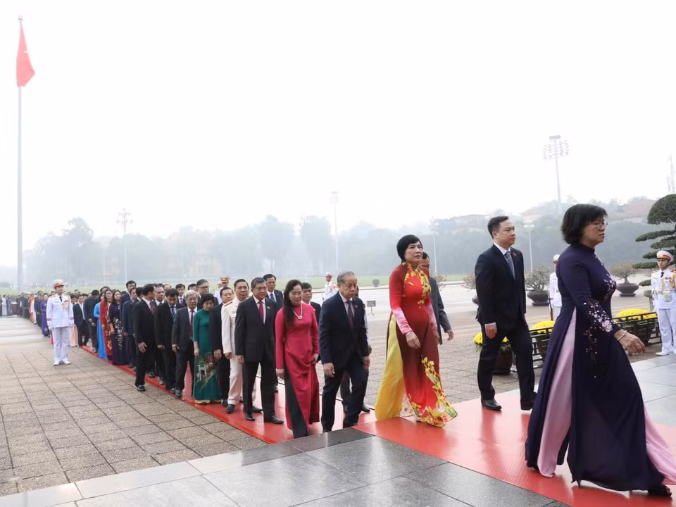 越南国会代表拜谒胡志明主席陵墓。越通社记者 杨江 摄