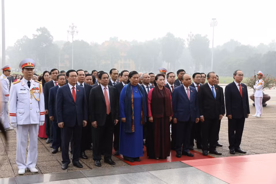 越南国会主席阮氏金银和政府总理阮春福率团拜谒胡志明主席陵墓。越通社记者 杨江 摄