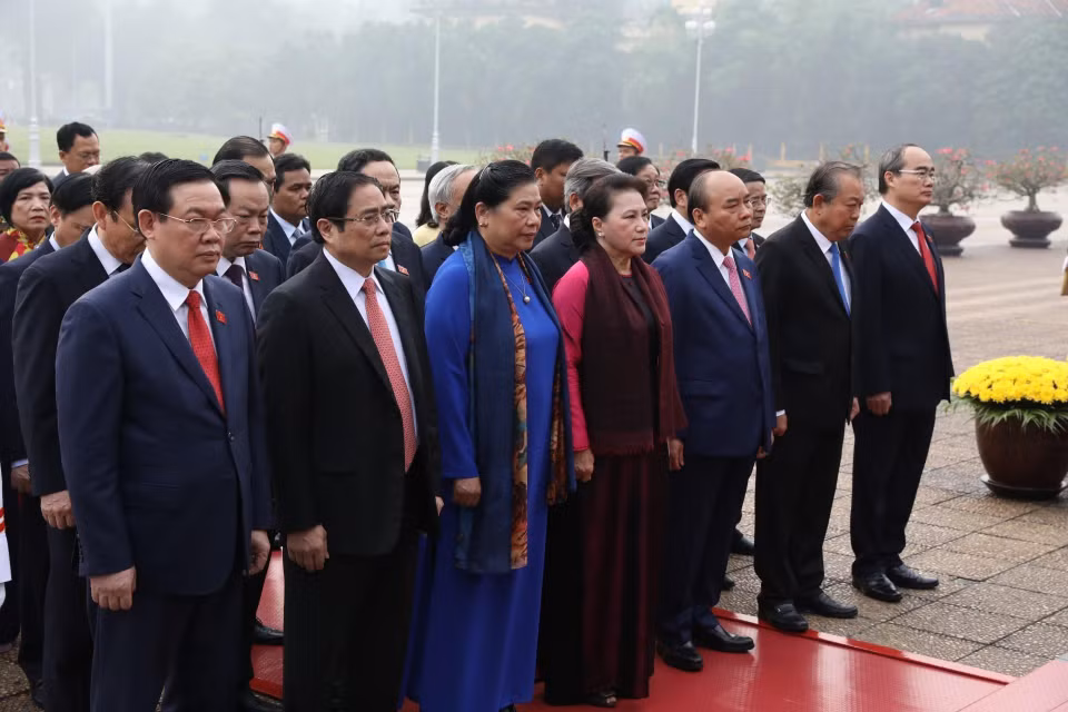 越南国会主席阮氏金银和政府总理阮春福率团拜谒胡志明主席陵墓。越通社记者 杨江 摄