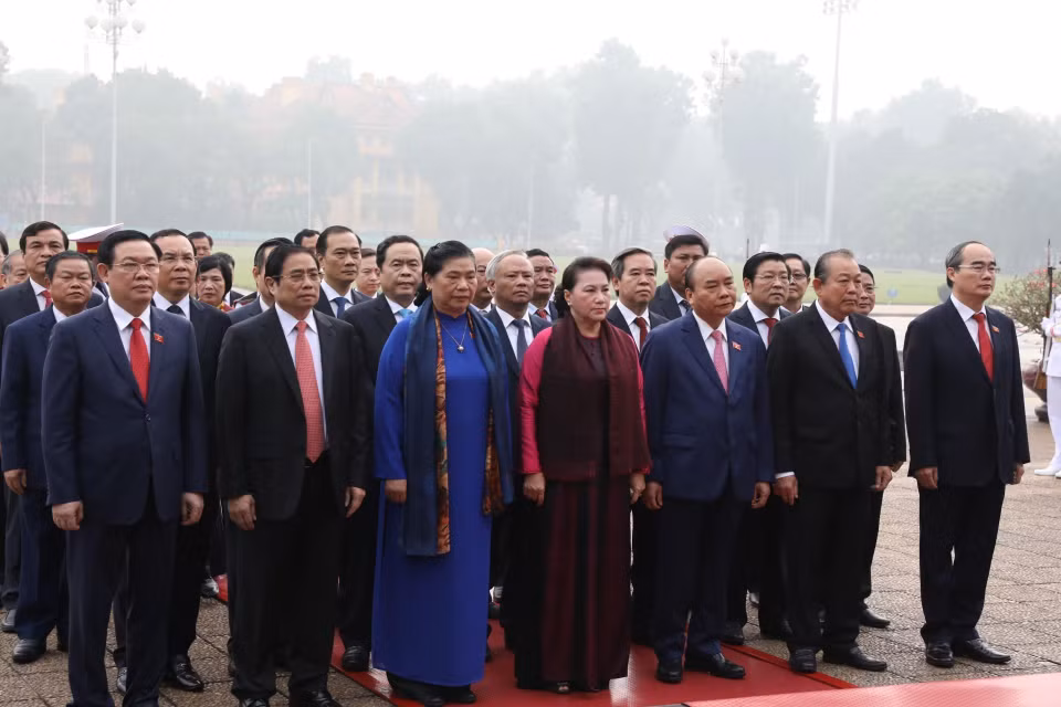 越南国会主席阮氏金银和政府总理阮春福率团拜谒胡志明主席陵墓。越通社记者 杨江 摄