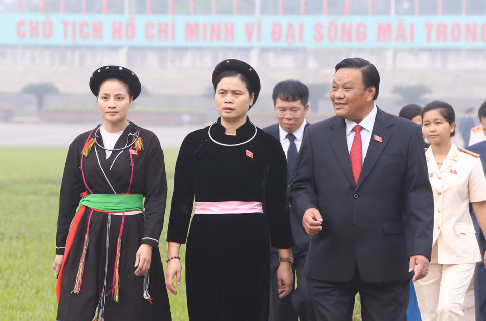 越南国会代表拜谒胡志明主席陵墓。越通社记者 杨江 摄