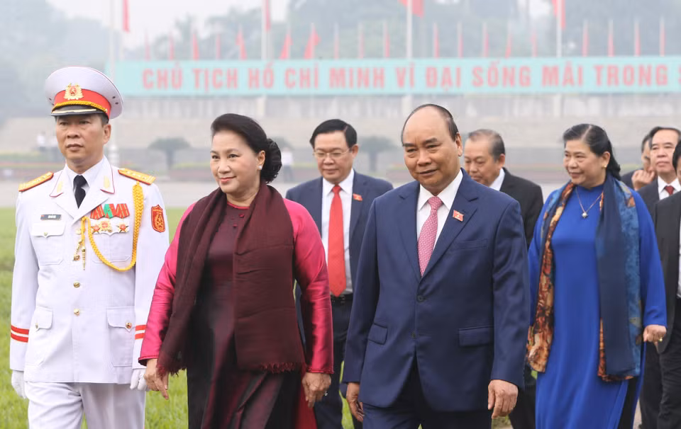 越南国会主席阮氏金银和政府总理阮春福率团拜谒胡志明主席陵墓。越通社记者 杨江 摄