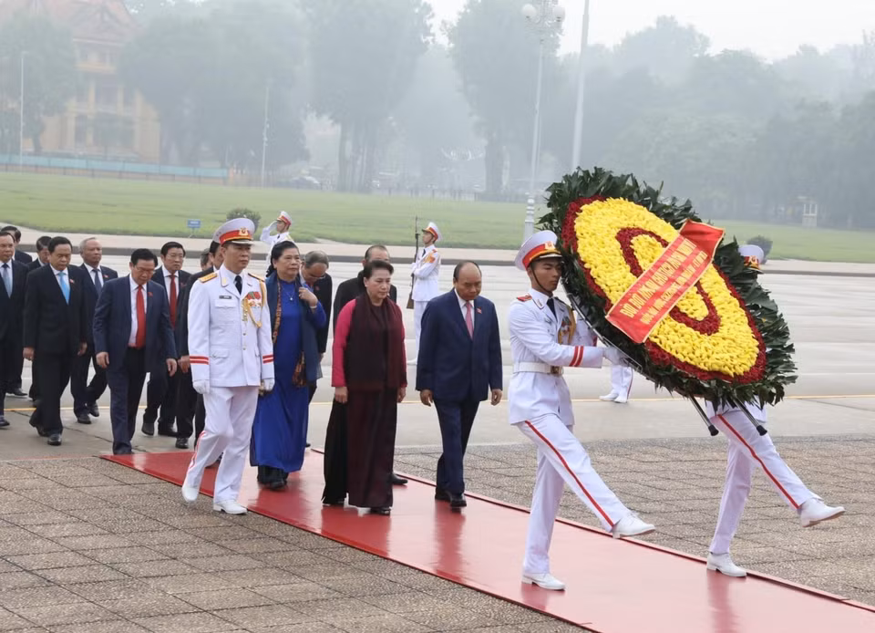 越南国会主席阮氏金银和政府总理阮春福率团拜谒胡志明主席陵墓。越通社记者 杨江 摄