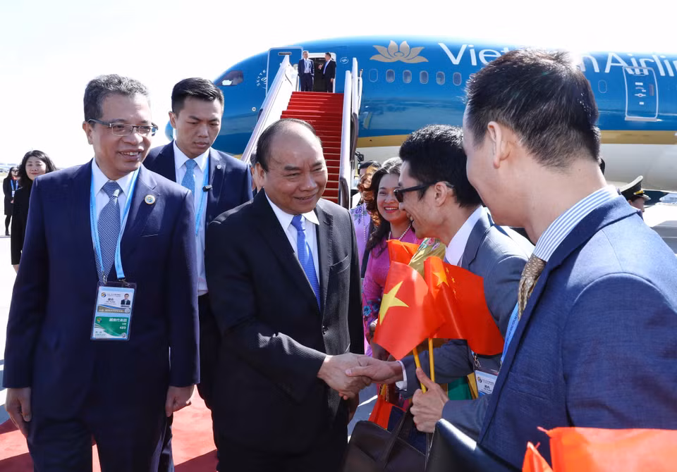 越南驻中国大使邓明魁和大使馆人员代表迎接阮春福。越通社记者 统一 摄