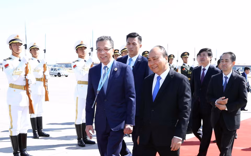 越南政府总理阮春福抵达中国首都北京出席第二届“一带一路”国际合作高峰论坛。越通社记者 统一 摄