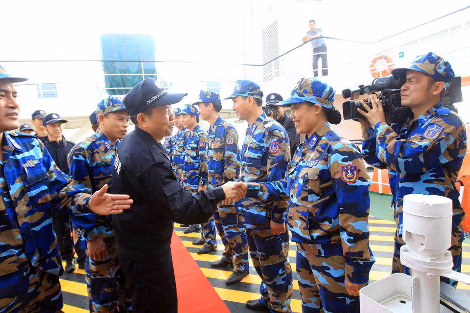 开展联合检查之前越中两国海警见面。越通社记者 安灯 摄