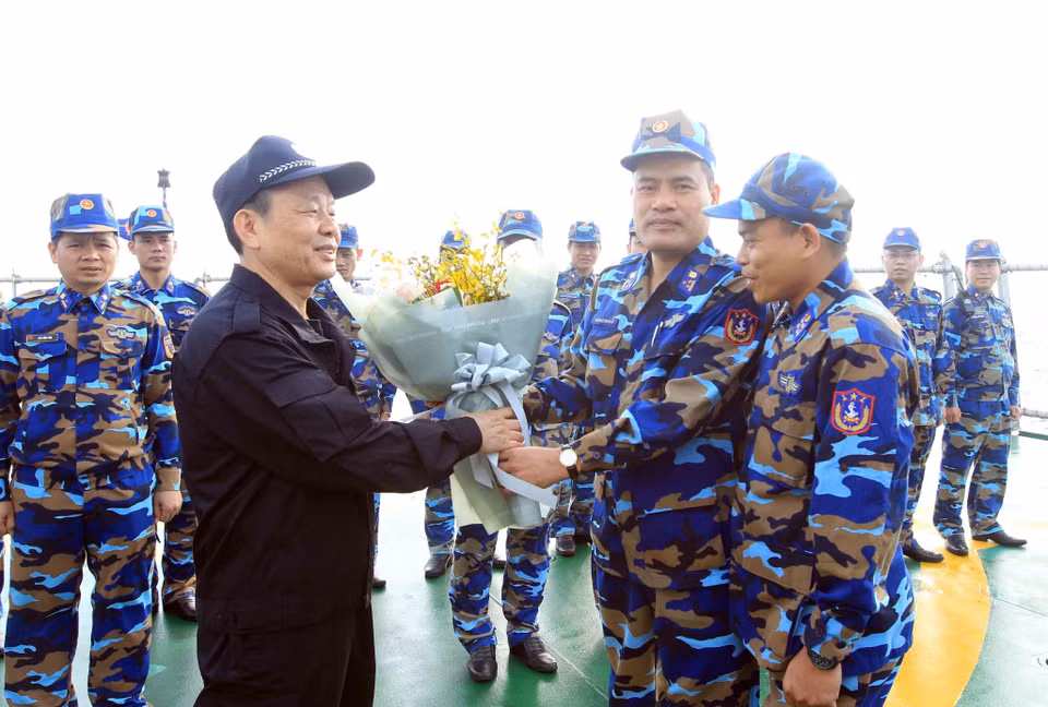 开展联合检查之前越中两国海警见面。越通社记者 安灯 摄