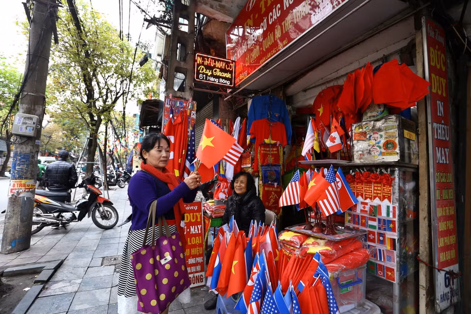 美朝越三国的国旗也是游客购买最多的纪念品之一。图自越通社