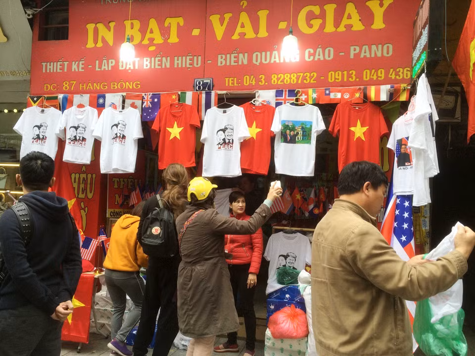 印有特朗普与金正恩图案的T恤颇受游客的欢迎。图自越通社