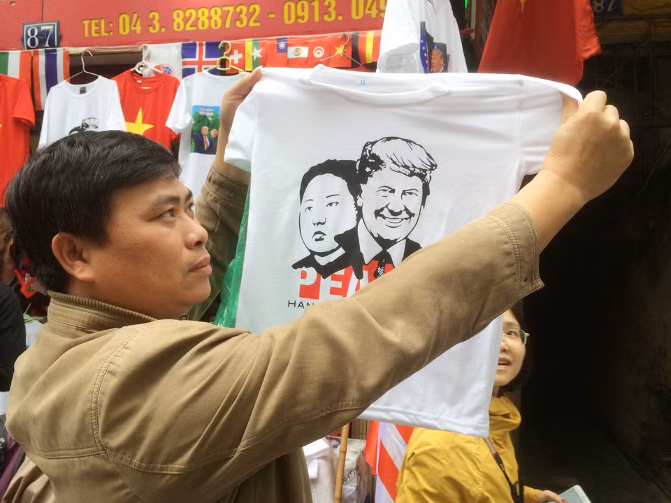 印有特朗普与金正恩图案的T恤颇受游客的欢迎。图自越通社