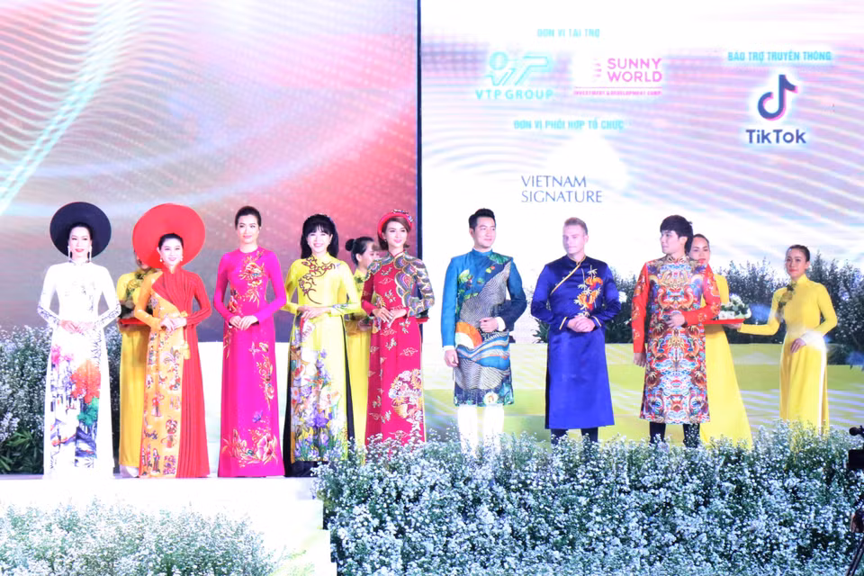 2019年第6次胡志明市奥黛节的奥黛时装秀。图自越通社