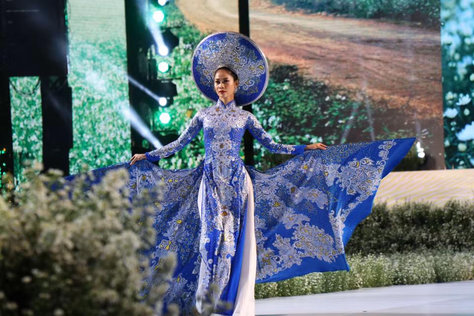 2019年第6次胡志明市奥黛节的奥黛时装秀。图自越通社