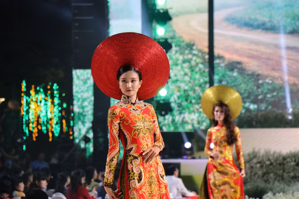 2019年第6次胡志明市奥黛节的奥黛时装秀。图自越通社