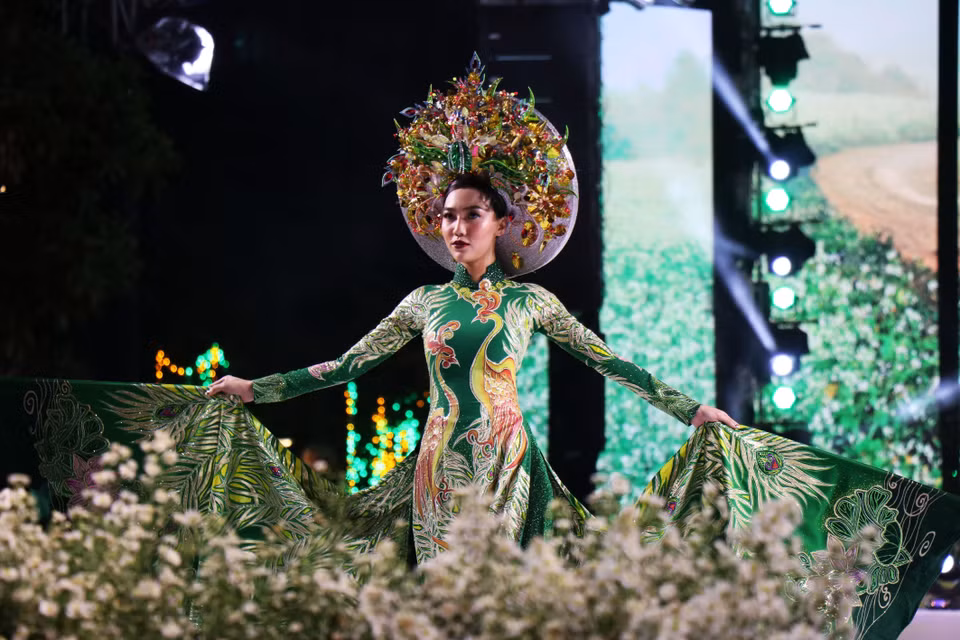 2019年第6次胡志明市奥黛节的奥黛时装秀。图自越通社