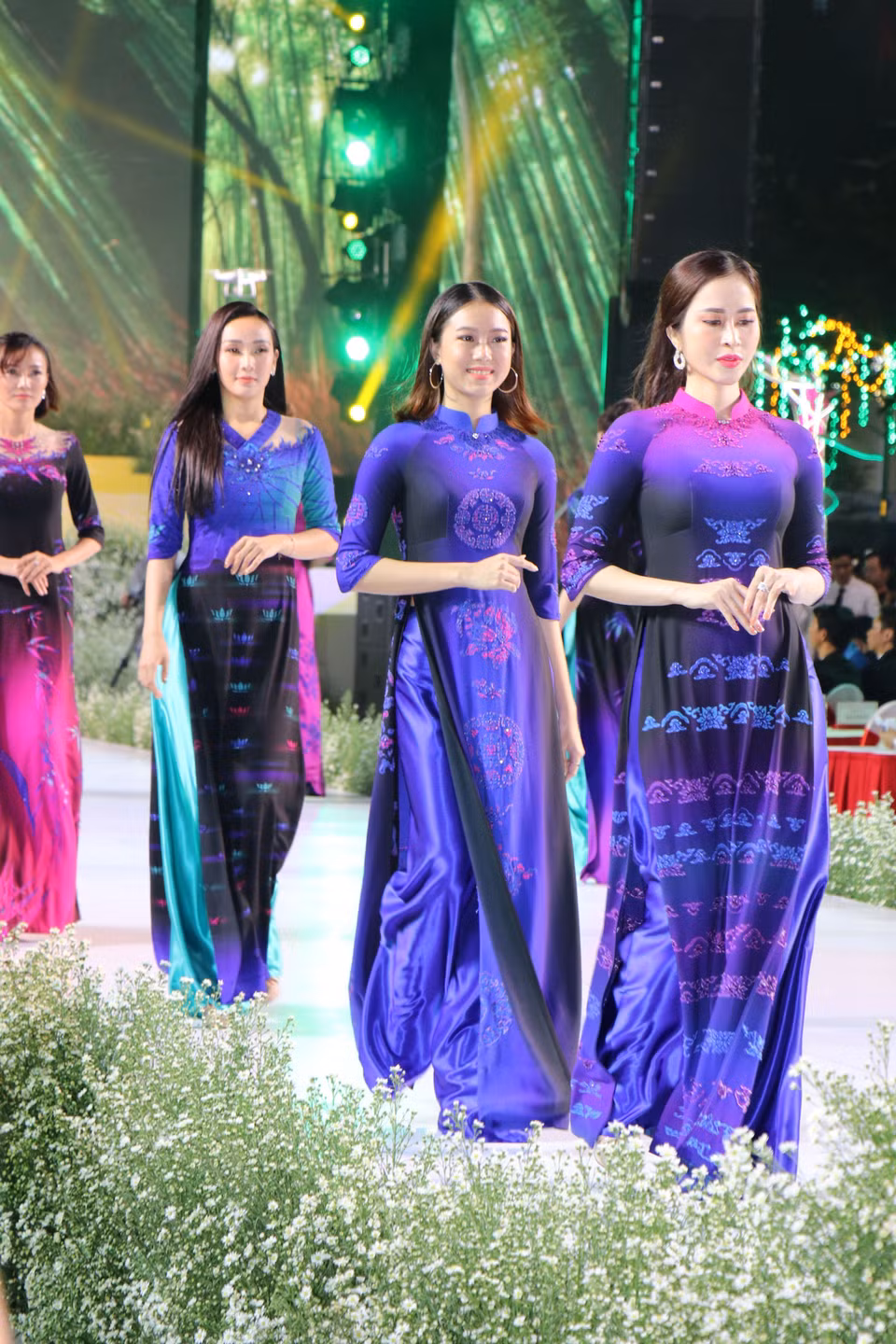 2019年第6次胡志明市奥黛节的奥黛时装秀。图自越通社