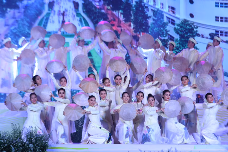 2019年第6次胡志明市奥黛节开幕式的文艺表演。图自越通社