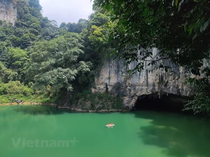 湖里的水一年四季不会枯竭。这里风景如画，湖里的水都是碧绿碧绿的，该湖四周为大山。来到这里的游客均沉醉在美丽的景色之中。图自越通社