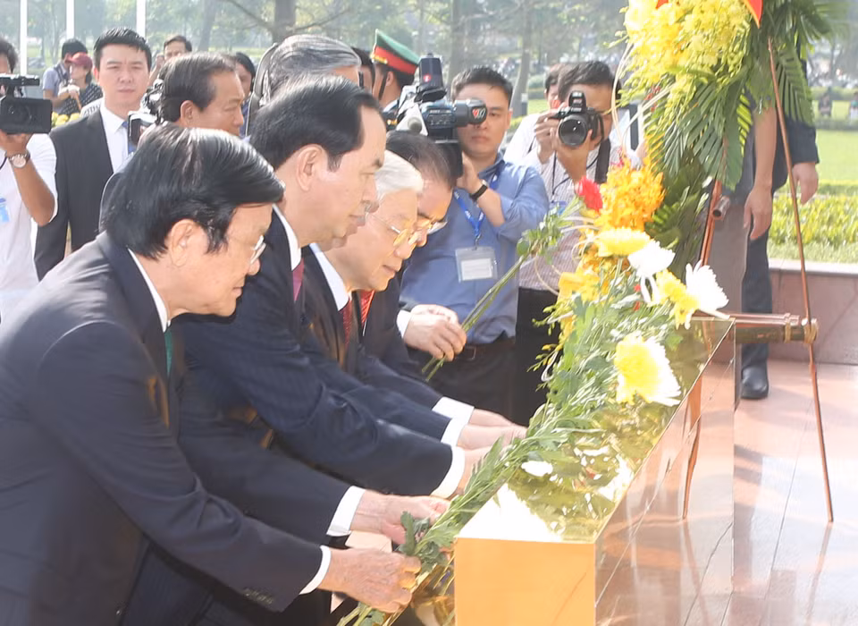 ​党和国家领导人前往黎笋塑像献上鲜花。（图片来源：越通社）