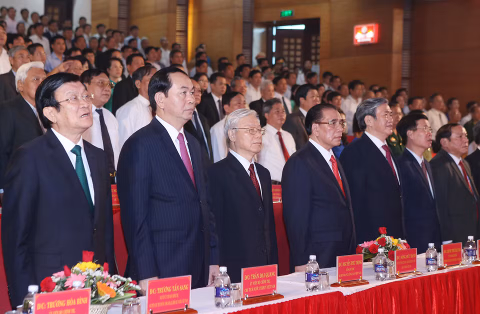 越南党和国家领导人出席已故总书记黎笋诞辰110周年纪念大会。（图片来源：越通社）