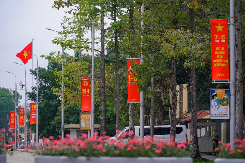 通往胡志明主席陵的道路上挂满横幅和标语，到处充满喜庆的气氛。胡志明主席陵墓是对越南党、国家和人民革命事业具有特别重要政治和文化意义的工程。这就是神圣、特色的形象，其对每个越南人道德和生活方式具有切实的教育价值。正因如此，每逢国家重要节假日，胡志明主席陵都装饰得格外漂亮。图自Vietnam+