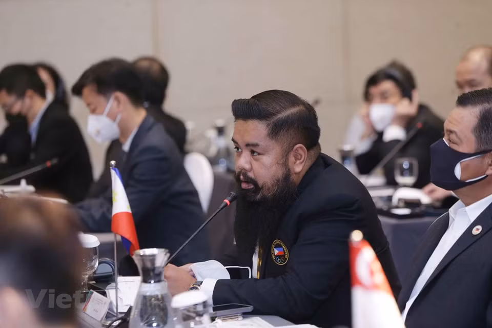 柬埔寨、马来西亚、缅甸、菲律宾、新加坡、东帝汶和泰国的体育代表团代表出席第31届东南亚运动会代表团团长会议。在听取技术、礼宾、后勤和公共服务、交通、卫生和兴奋剂检测、开幕式和闭幕式等小组的报告之后，组委会将敲定有关问题，并向媒体发布相关信息。图自Vietnam+