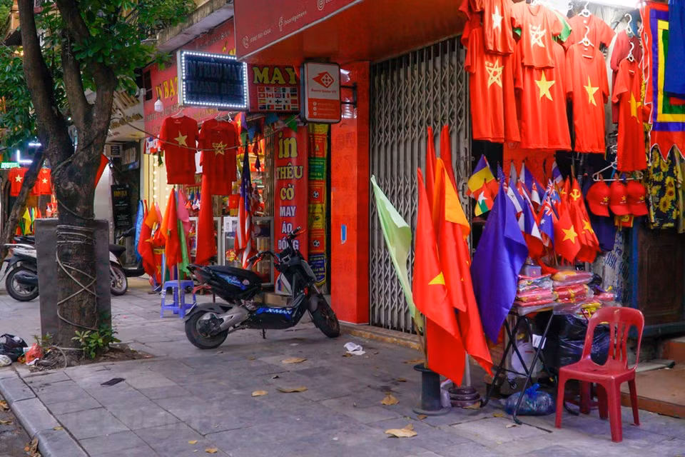 这些日子里，来到河内市可以容易看到金星红旗悬挂在大街小巷的景象，增添民族自豪感，是国家强大崛起的明证。47年前，抗美救国战争，尤其胡志明战役取得了胜利，全面解放越南南方，实现国家统一，标志着越南步入民族独立与社会主义建设时期的转折点。这是全民抗战在越南共产党和胡志明主席的领导下的全面且伟大的胜利。图自Vietnam+