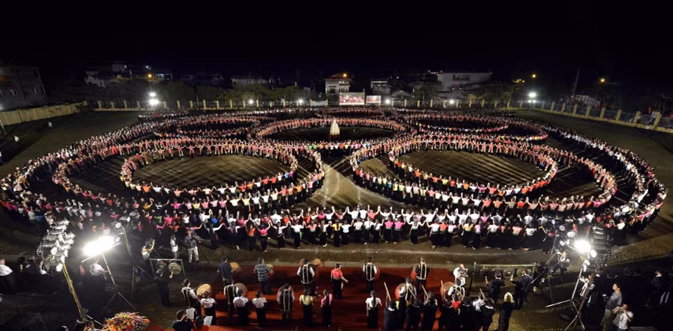 越南规模最大的群舞活动吸引5000多名业余舞蹈演员参加并创下2019年越南吉尼斯纪录。图自越南画报