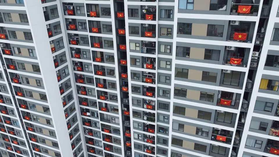 河内郊区西某县Vincom Smart City都市区的公寓楼挂满了金星红旗，披上了新装，热烈庆祝越南南方解放、国家统一47周年和五一国际劳动节，其彰显越南民族对国家这一历史性事件的骄傲。这些日子里，来到河内市可以容易看到金星红旗悬挂在大街小巷的景象，增添民族自豪感。图自Vietnam+
