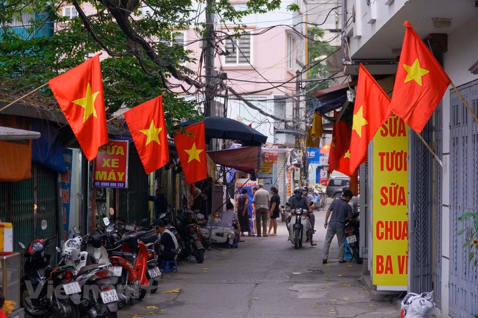 这些日子里，来到河内市可以容易看到金星红旗悬在挂大街小巷的景象，庆祝越南南方解放、国家统一47周年和五一国际劳动节等国家重要节日。47 年前，抗美救国战争，尤其胡志明战役已取得胜利，全面解放越南南方，实现国家统一，标志着越南步入民族独立与社会主义建设时期的转折点。这是全民抗战在越南共产党和胡志明主席的领导下的全面且伟大的胜利。图自Vietnam+