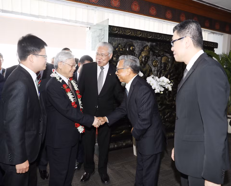 印度尼西亚贸易部长英卡尔迪亚斯多·鲁基托和多位印尼官员前往机场迎接阮富仲总书记一行。越通社记者 智勇 摄