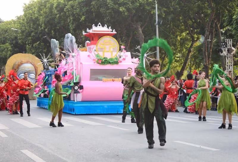 庆祝河内解放65周年的街头狂欢节热闹开场。越通社记者 青松 摄