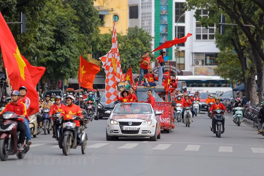 越南成千上万球迷挥舞国旗场面壮观。图自vietnamplus