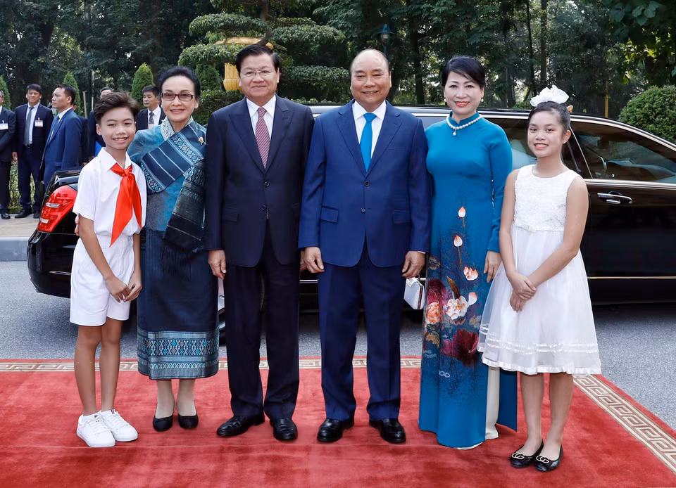 老挝总理夫妇与越南总理夫妇 合影。越通社记者 统一 摄