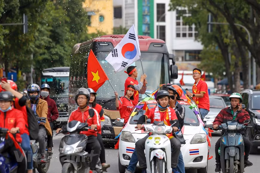 越南球迷涌上街头，鼓舞越南球队。图自vietnamplus