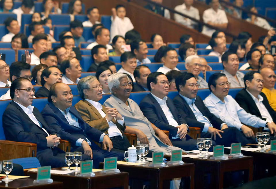 阮春福出席2019年“全国携手关爱困难群众”活动。图自越通社
