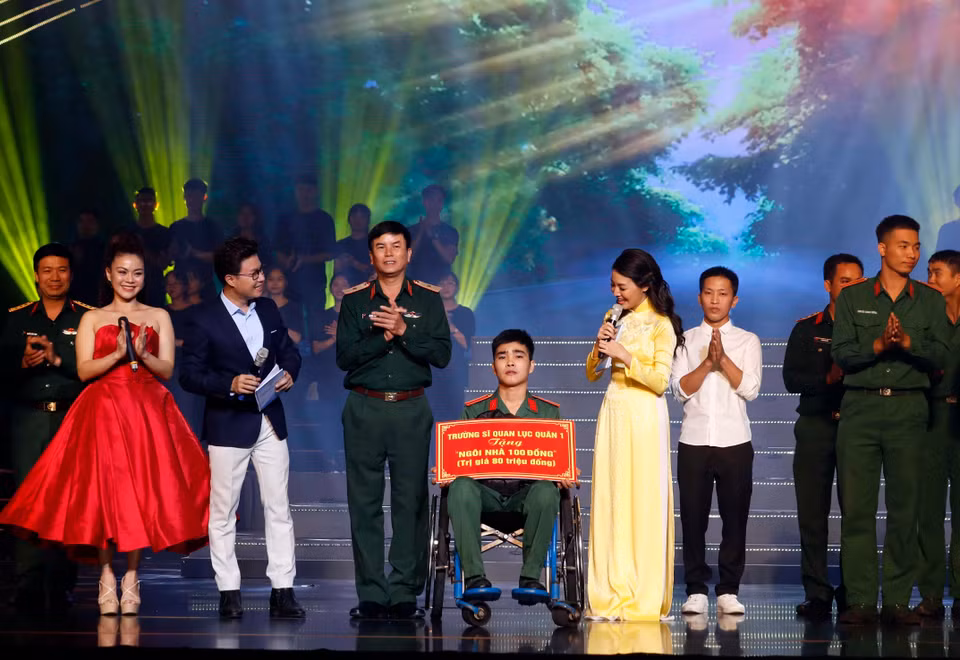 2019年“全国携手关爱困难群众”活动场景。图自越通社