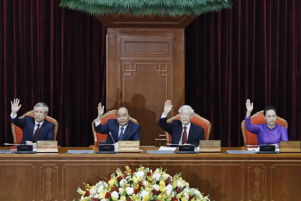 越共中央总书记、国家主席阮富仲，政府总理阮春福，国会主席阮氏金银，中央书记处常务书记陈国旺表决通过会议议程。图自越通社