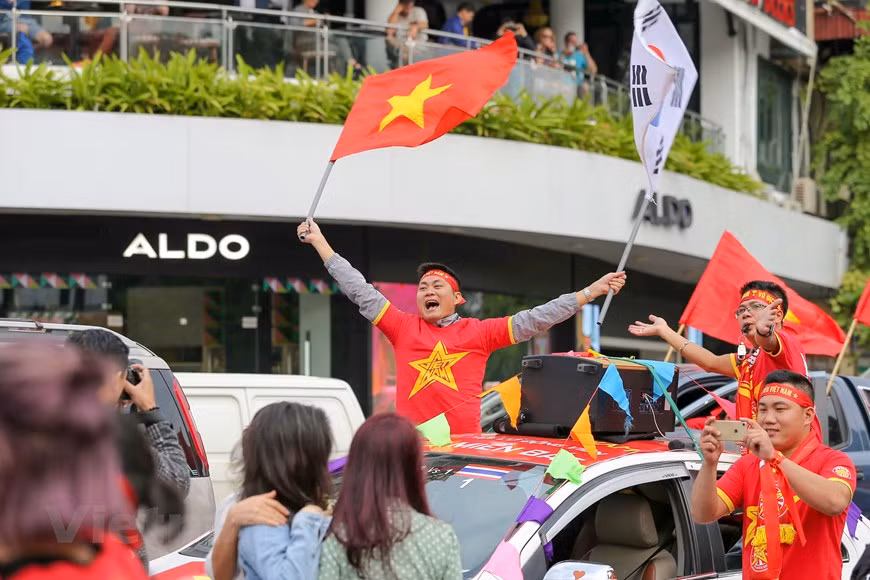 越南成千上万球迷赛前上街狂欢，营造热闹非凡的气氛。图自vietnamplus