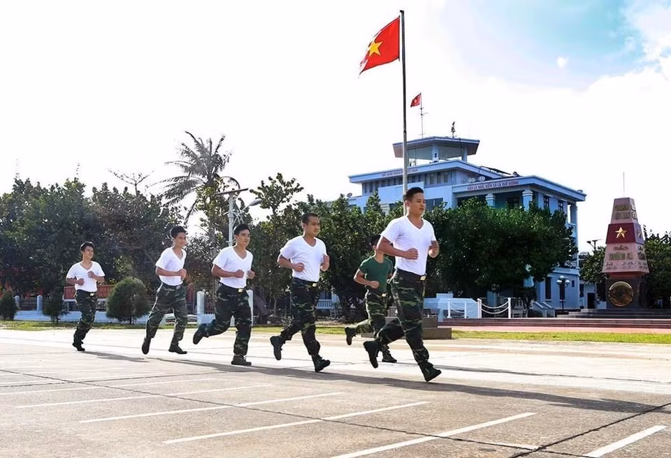 长沙岛上战士进行训练，增强体制健康，努力完成任务。越通社记者 黄雄 摄