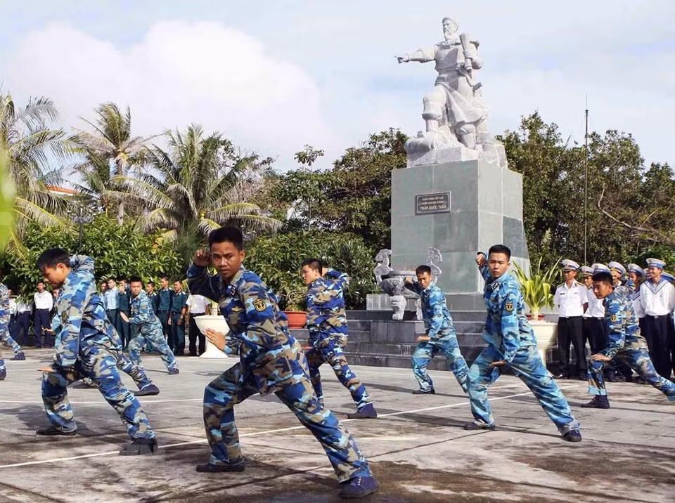 南谒岛上战士们进行武士训练，增强自己身体健康，随时完成任务。越通社记者 杨江 摄