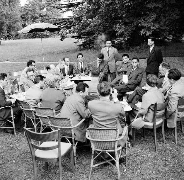 1954年7月19日，越南政府副总理范文同在越南常驻联合国日内瓦办事处主持新闻发布会，通知关于越南统一的信息。图自越通社